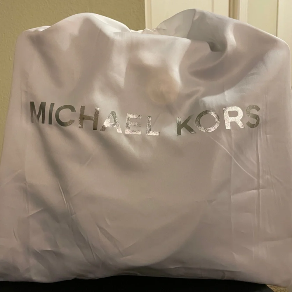 Michael Kors Hamilton Tote - Picture 4 of 5